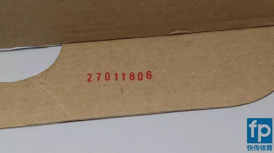 鞋盒底部的合格证以及质保规定红色鞋盒,正面swoosh logo06599rmb