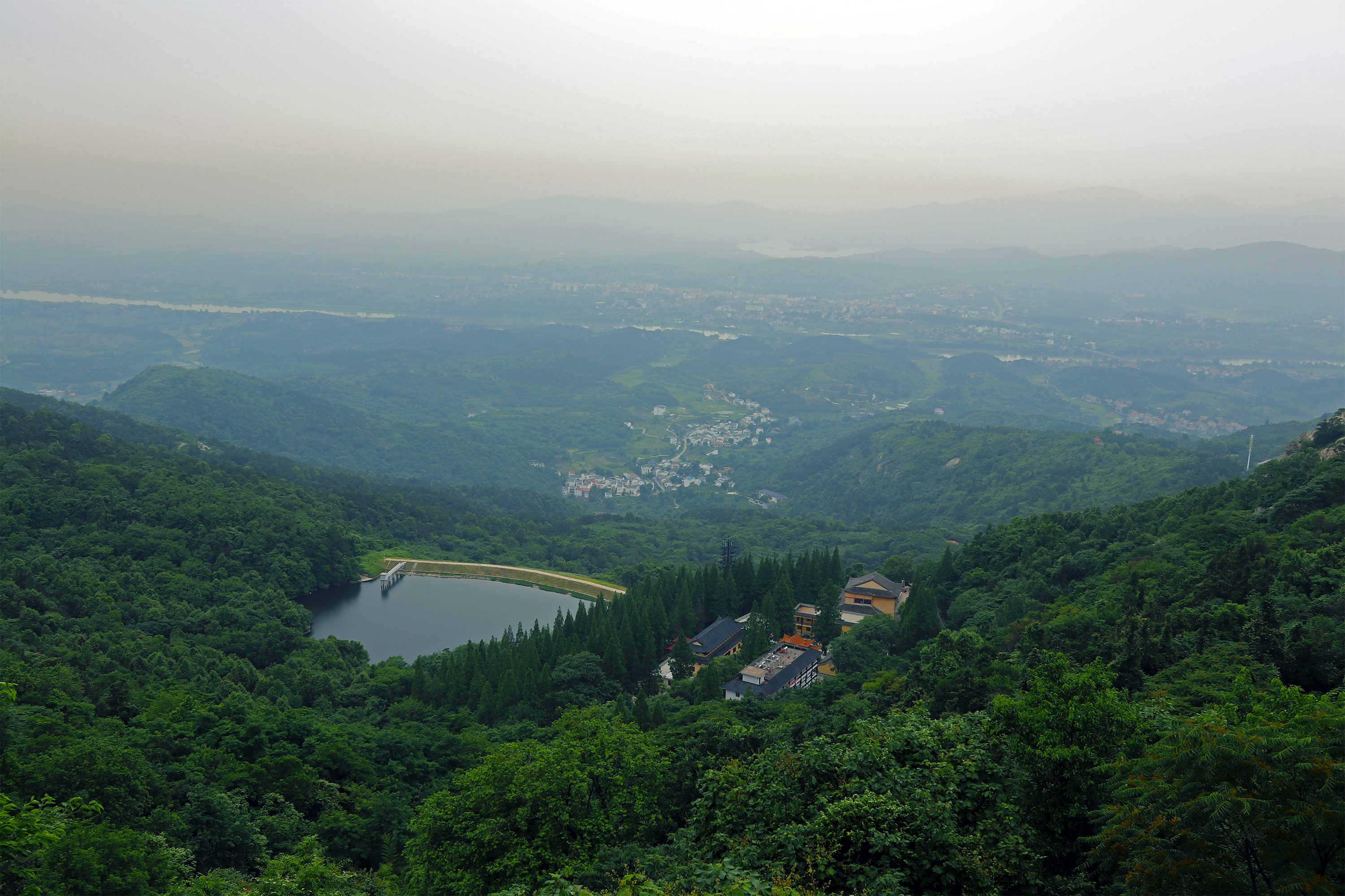 大家都知道,夏天的武汉是个大火炉,而距离武汉不远的木兰山则由于山高