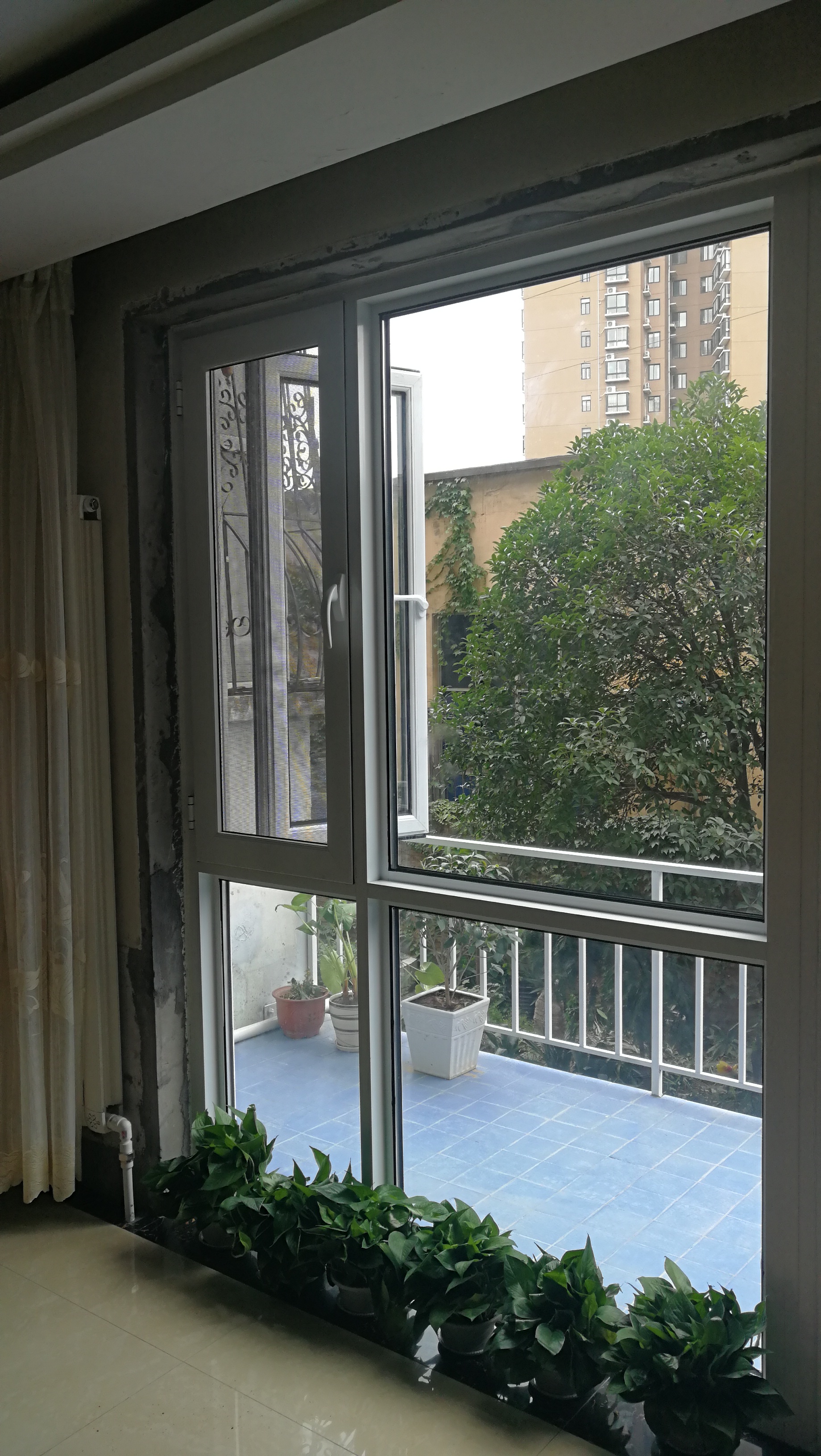 洛阳门联窗改造大变身露台空中小花园施工记实