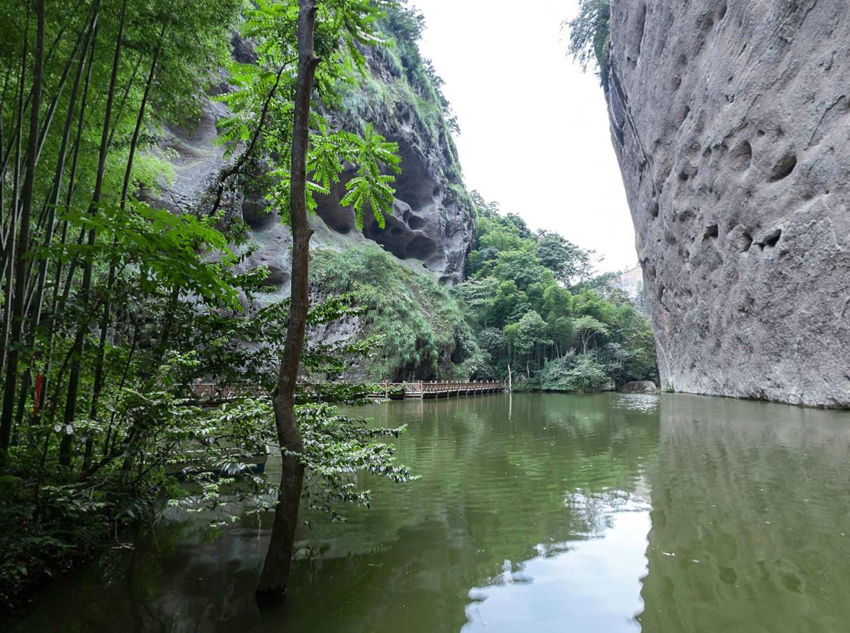 寨下大峽谷,觀賞丹霞地貌的絕佳地,地質公園的樣板景區