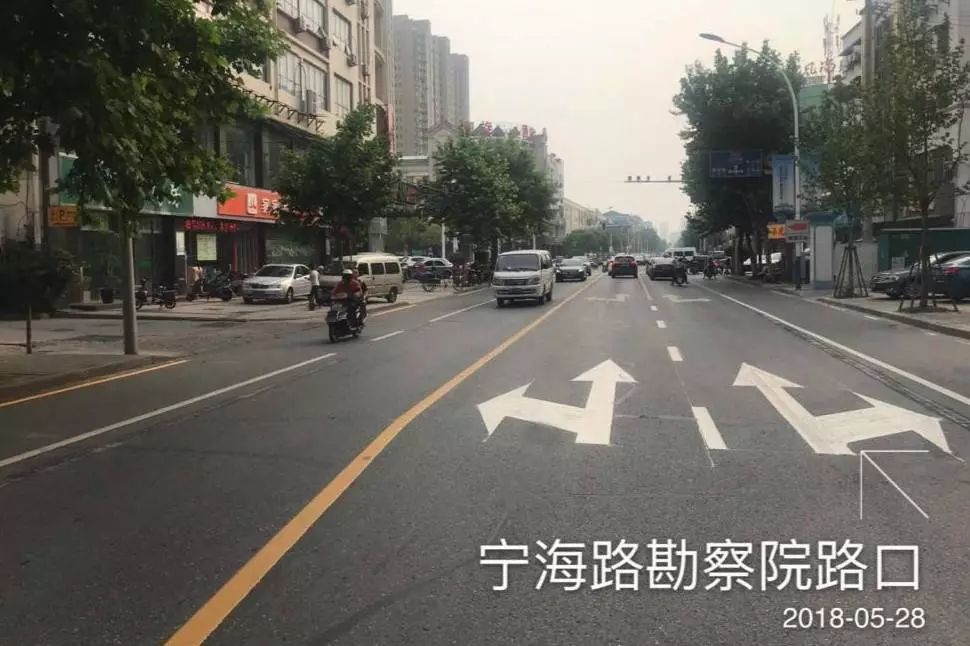 延伸道路中心黄线在易拥堵路段设置禁停区域海阳路与宁海路交叉路口