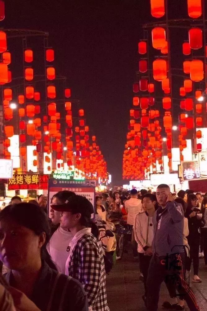 洛陽必去地表之一隻有晚上才有的夜市氛圍位於老城區的十字街夜市老城