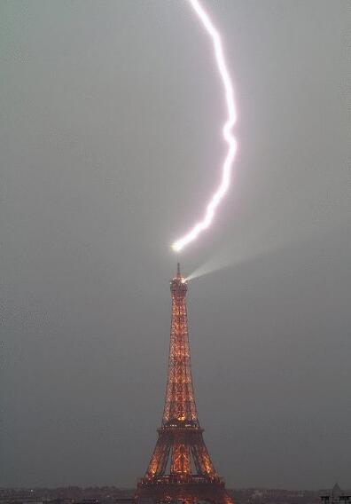 闪电击中避雷针图片