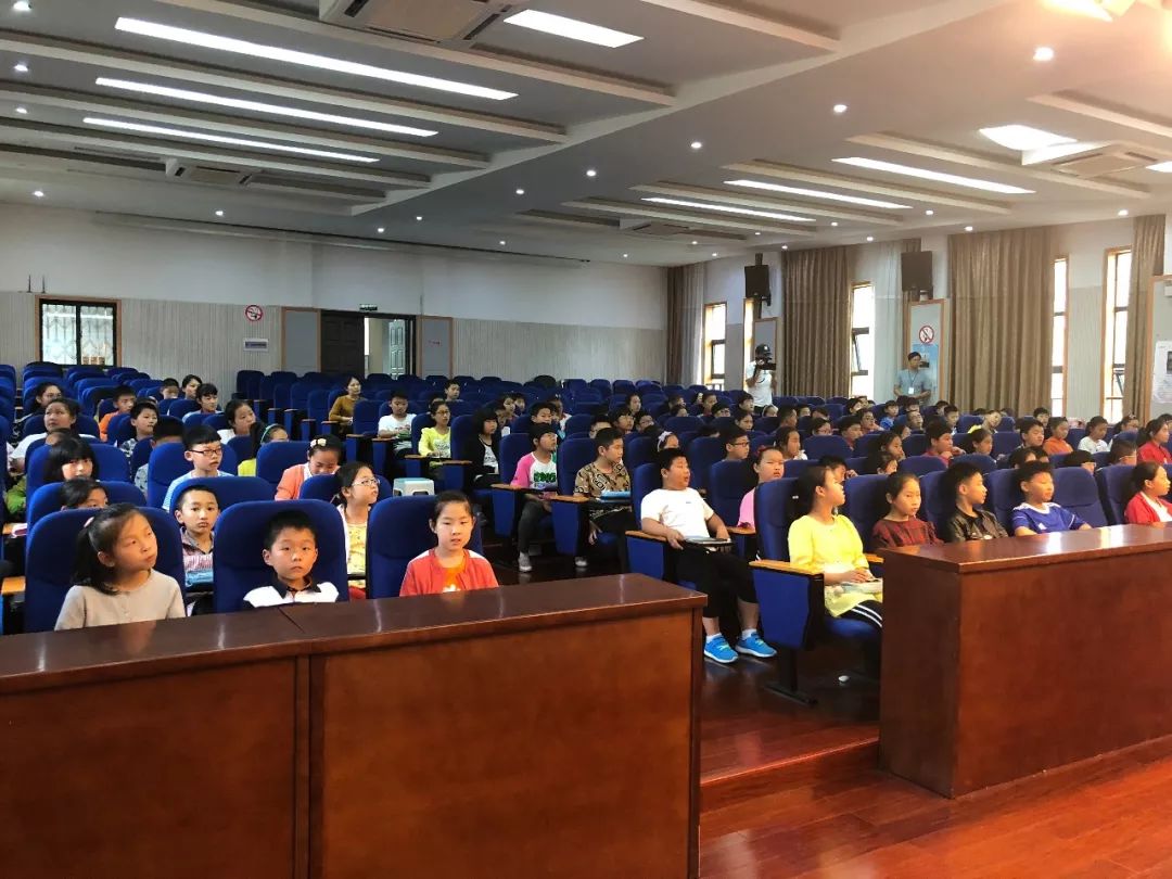 新闻丨文明礼仪公开课进湘湖小学第三态教育在进行