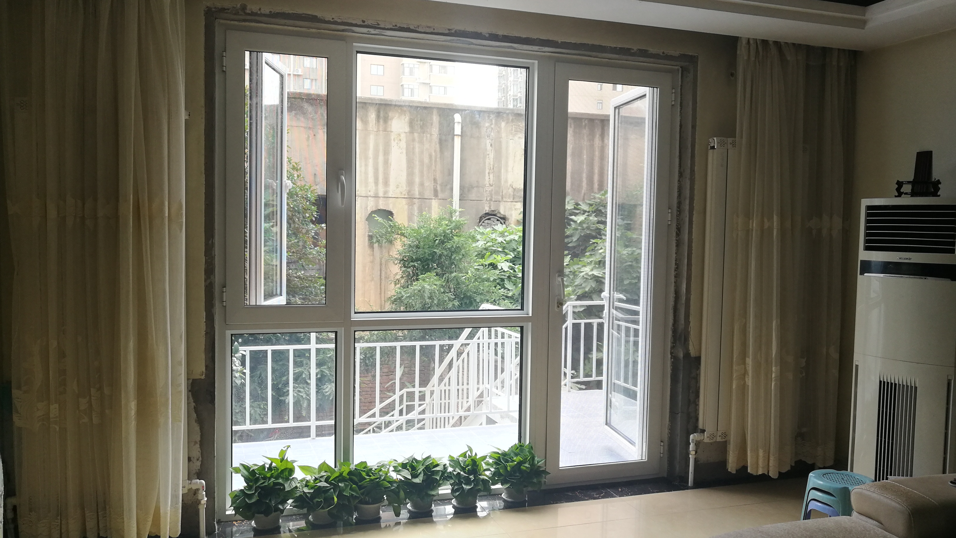 洛阳门联窗改造大变身露台空中小花园施工记实