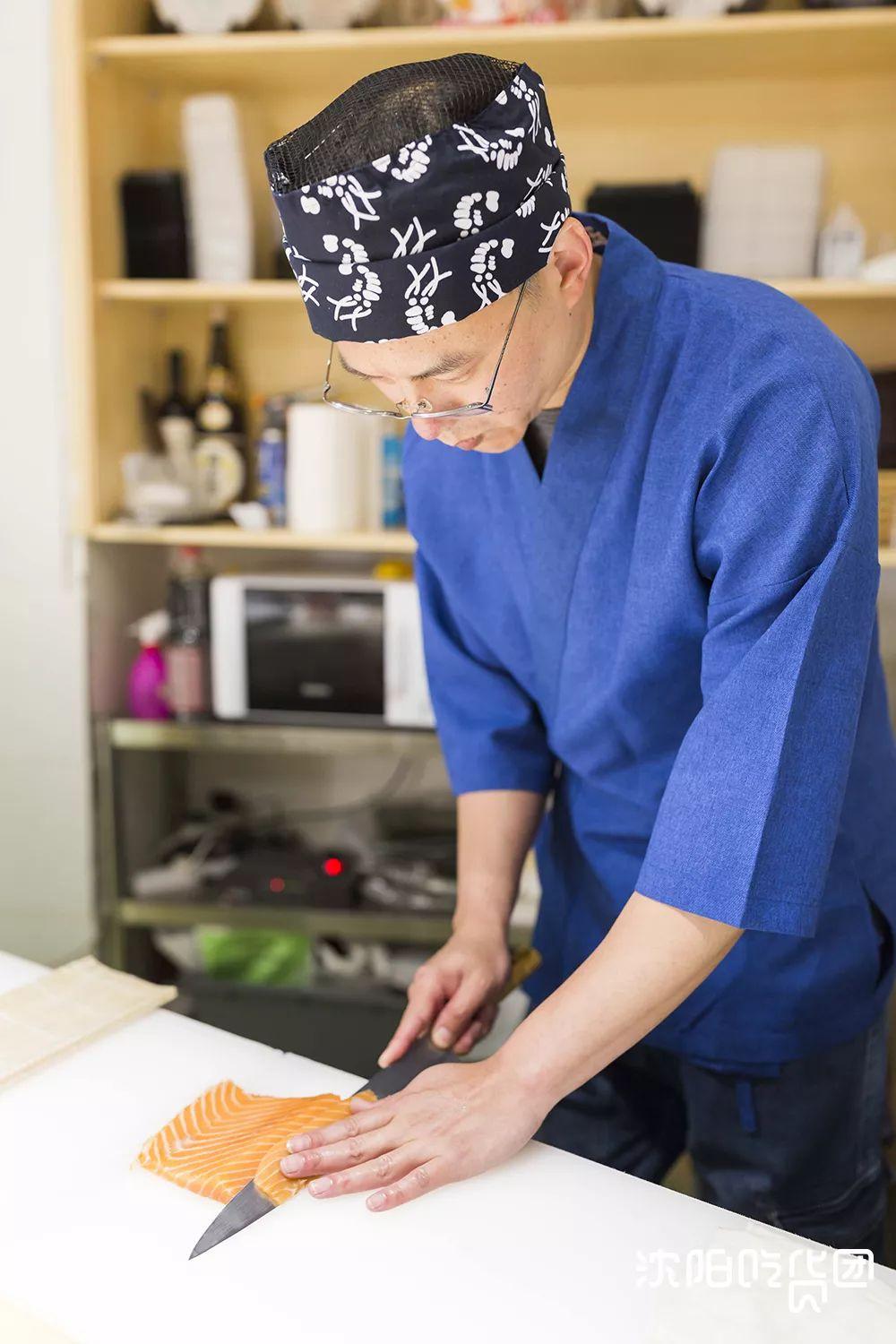 里除了食客外,你最多只能看到两个男人,就是小店的两位老板兼料理师傅