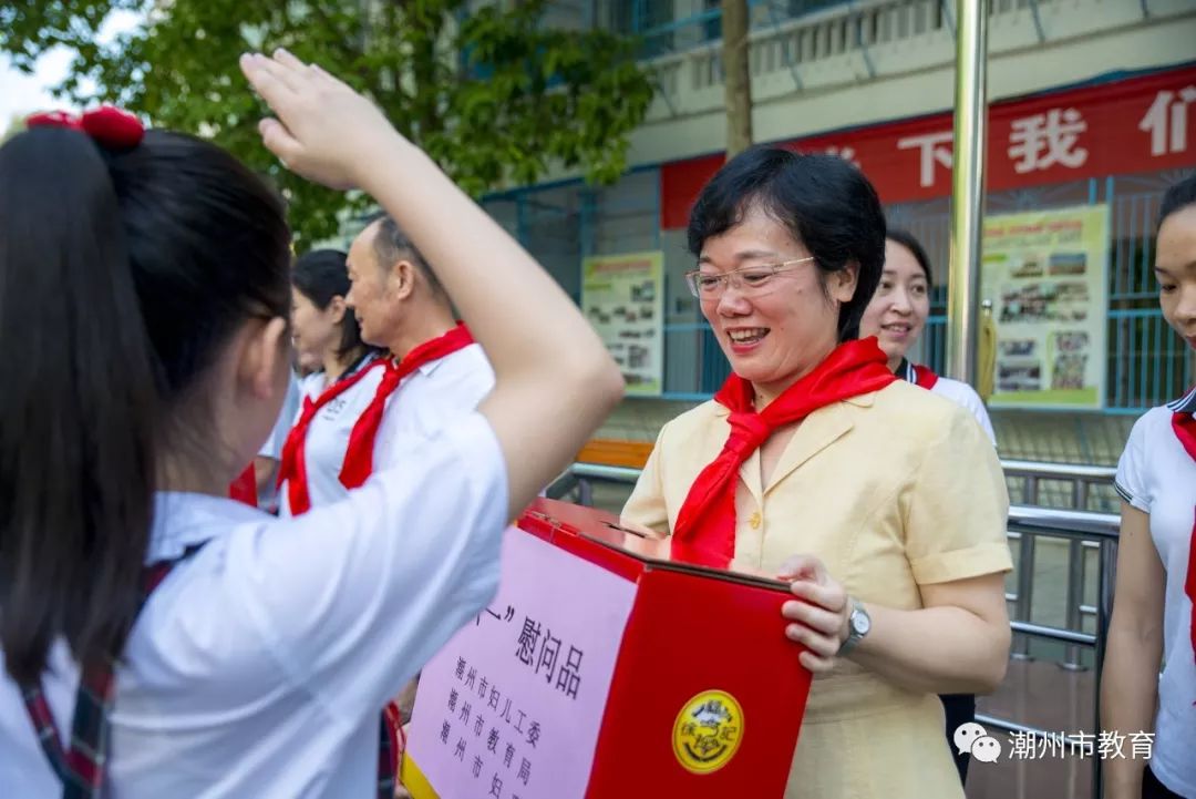 市政府副市長,市婦兒工委主任餘鴻純帶隊一行到市綿德小學,蘭英第二