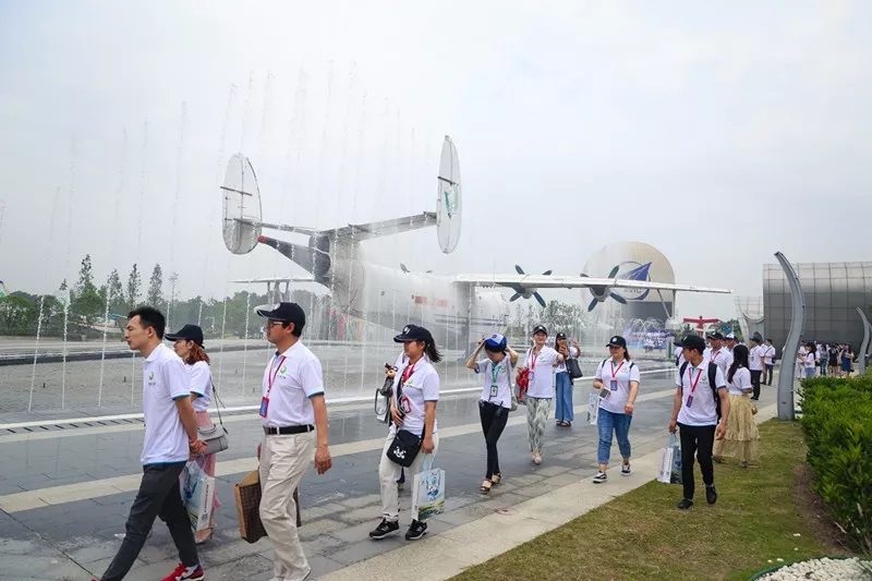 >>>>水轟5,蛟龍600等真機展示愛飛客航空小鎮魅力簽名儀式