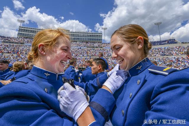 又到毕业季 美国空军 海军 陆军学院的毕业典礼 搜狐大视野 搜狐新闻