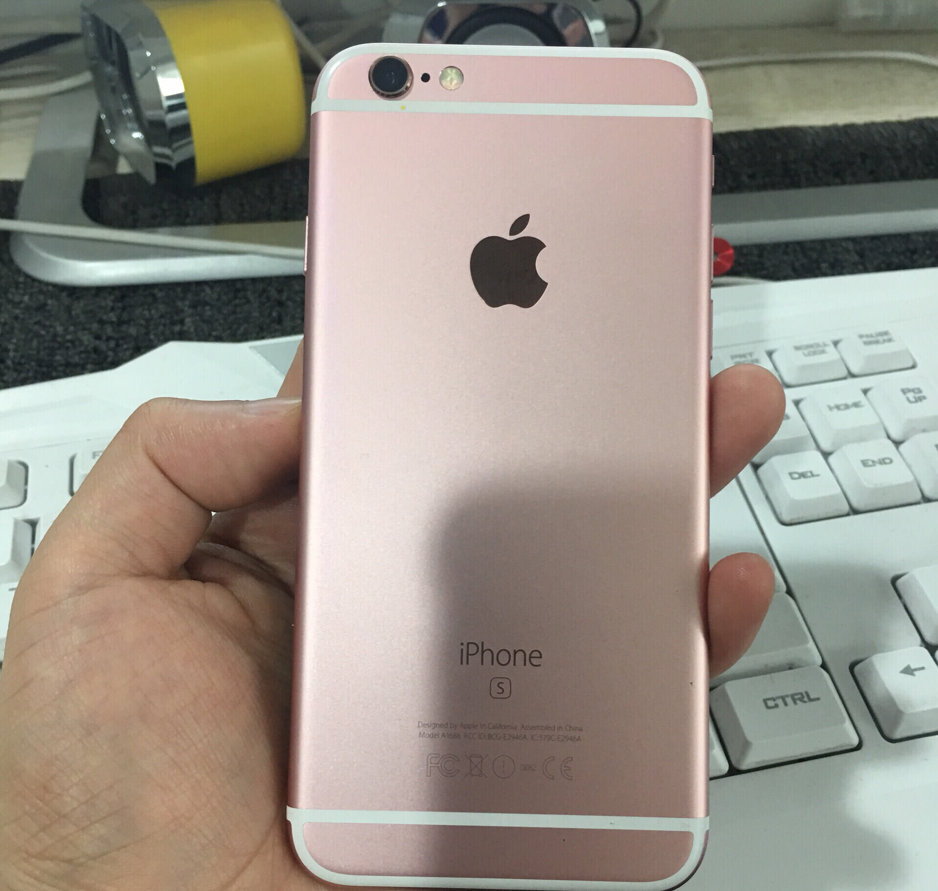 这是一台玫瑰金色的iphone6s,背面成色很给力,没有什么划痕现象这台