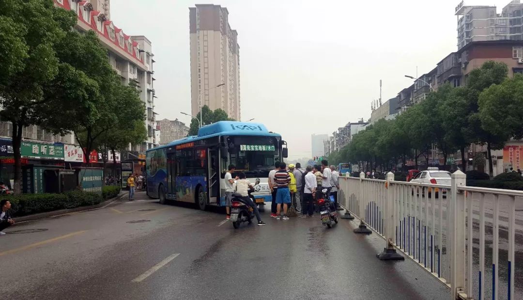 危险芜湖一公交车与出租车相撞现场多图预警