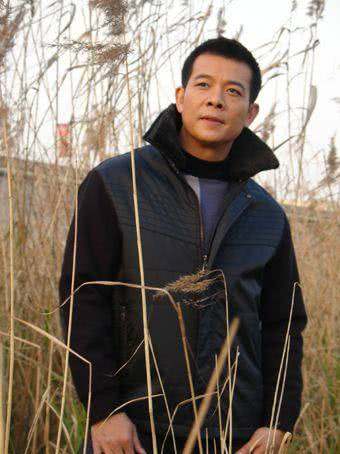 吴毅将,本名叫吴彩南,祖籍在广东,1967年生于香港