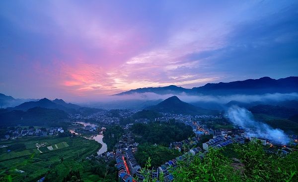 秀山土家族苗族自治縣(簡稱秀山縣)位於重慶市東南部,武陵山脈中段