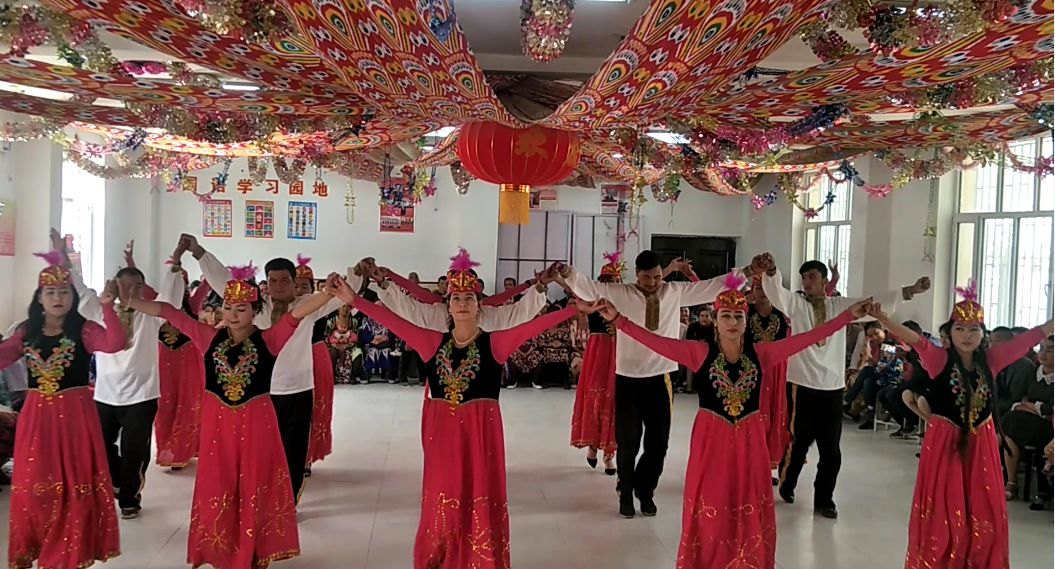 近日,阿克苏市规划局在喀拉塔勒镇托万克乔纳克村开展了"民族团结一家