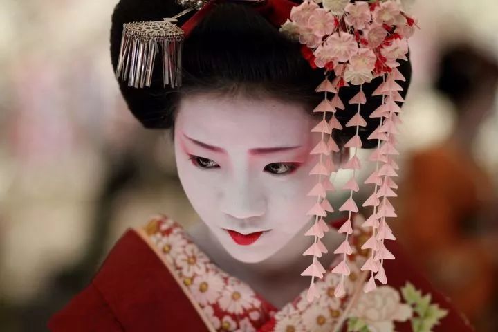 法亚在线日语:日本艺伎的脸为何总是凃的那样白?