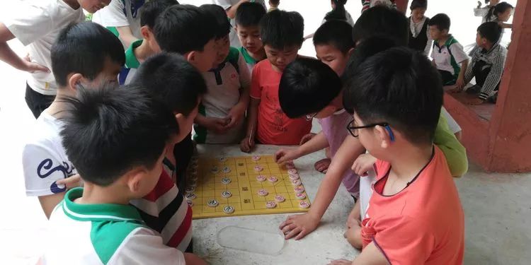 学生下象棋图片真实图片