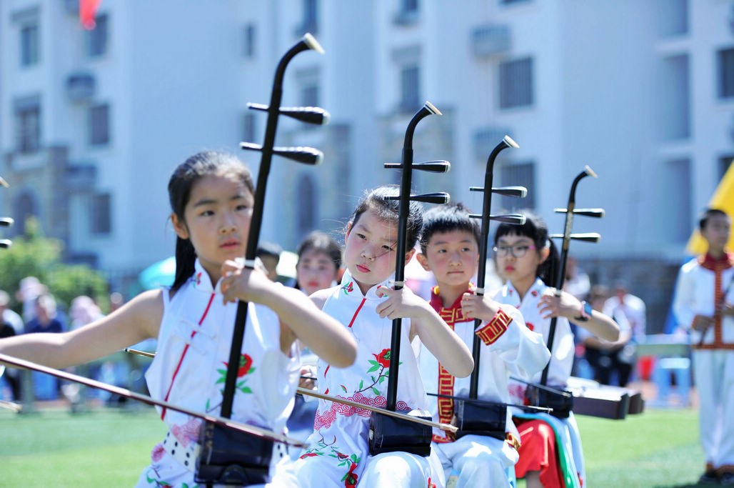 图为小学生在进行二胡演奏.