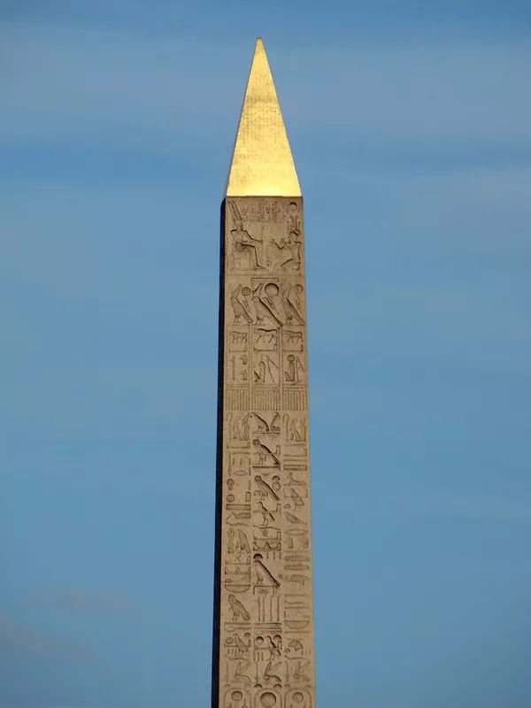 弗洛伊德买下的方尖碑摆件很可能是依据巴黎协和广场上卢克索方尖碑