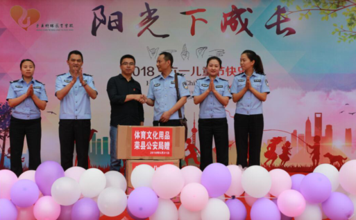 为庆祝六一国际儿童节的到来,5月31日下午,荣县公安局民警来到荣县