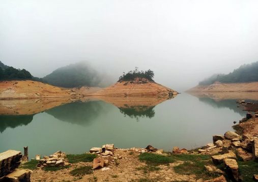 近日,由于今年雨量比往年少很多,揭西县河婆镇良田河輋水库持续干旱