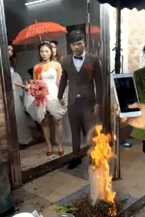 婚礼习俗跨火盆,有必要整这么大火吗?新娘为难得都快要哭了