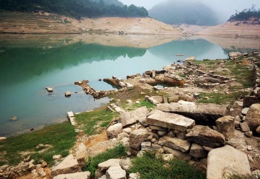 美哭干枯的揭西河輋水库重现百年古村落遗址