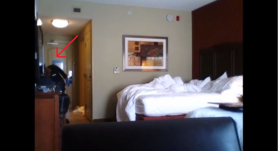 去年的今天丨情侣入住酒店,竟有摄像头正对床