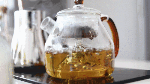 蒸茶器将茶叶用蒸汽的方式打湿,再通过管道回落到下方沸腾的水中,循环