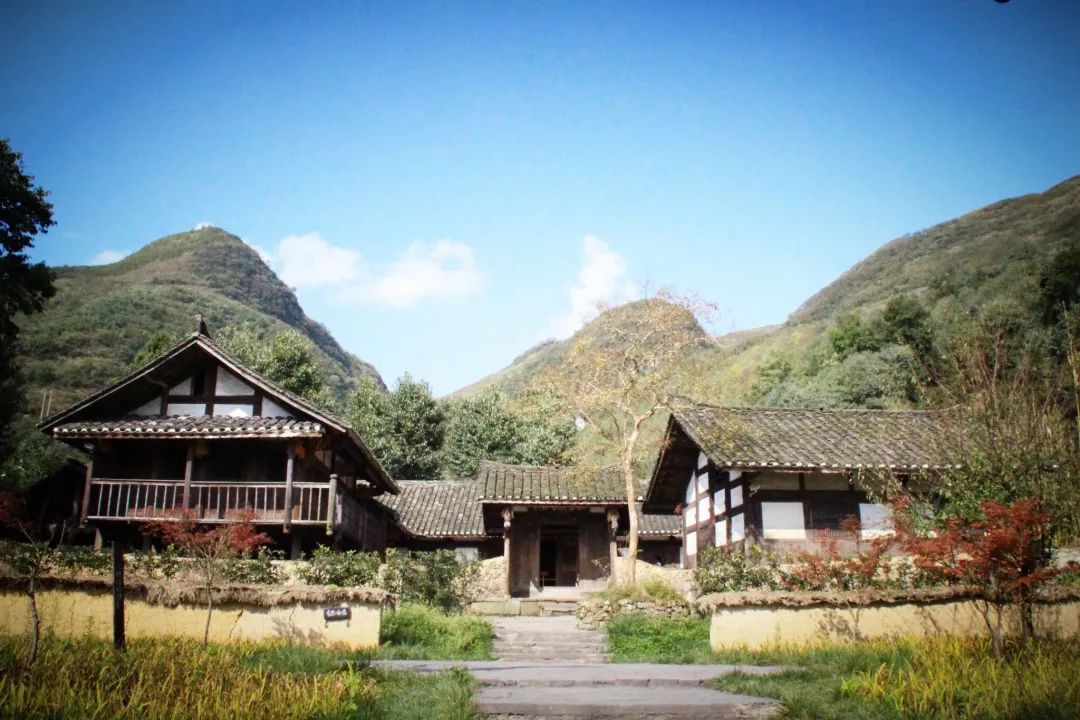 苟坝会议会址▲苟坝会议陈列馆外景▲长五间▲红军医院▲教学配套设施