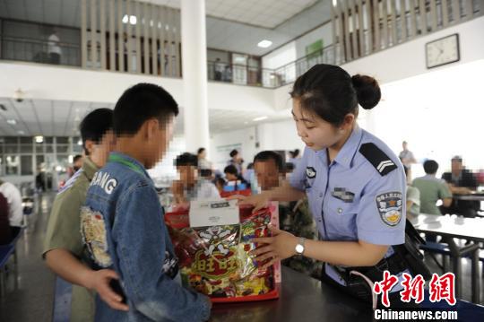 特殊的兒童節:南京女子監獄服刑人員與子女面對面就餐