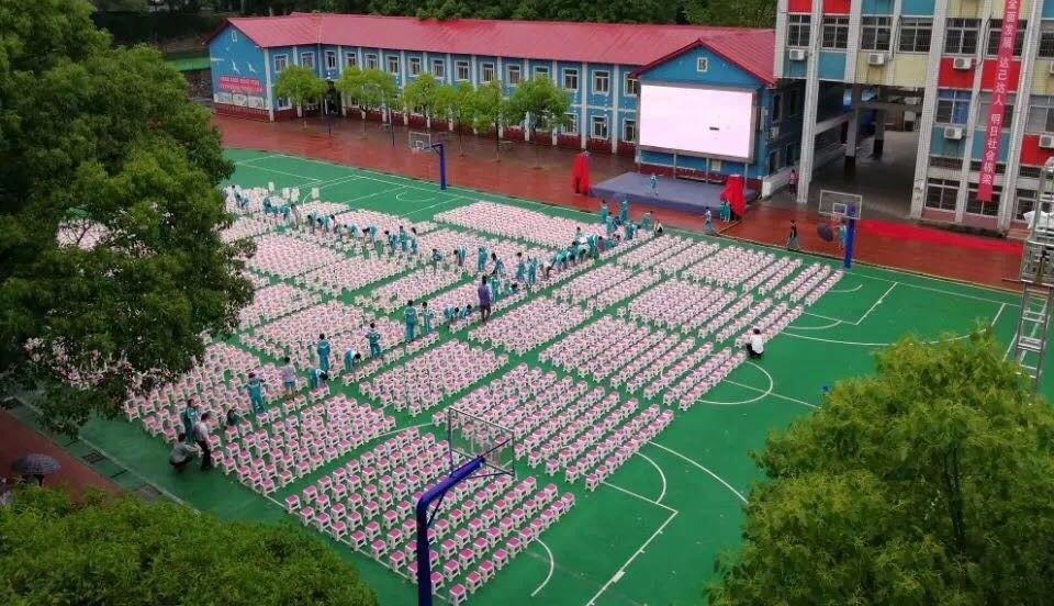 昨晚,2000多名八达学子雨中听演唱会,喜迎"六一!