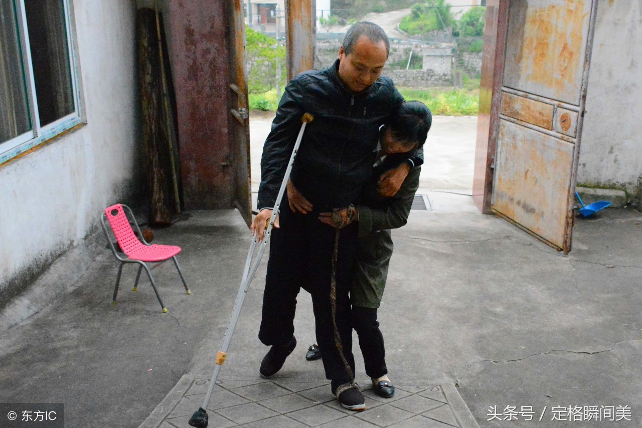 河南43岁男子下身瘫痪只能躺着做饭，他的一句话感动了很多人-大河新闻