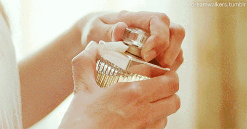七点法首先将香水分别喷于左右手腕静脉处,双手中指及无名指轻触对应