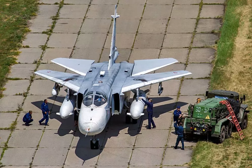 乌克兰展示苏-24mr原型机 透露出怎样一种无奈?