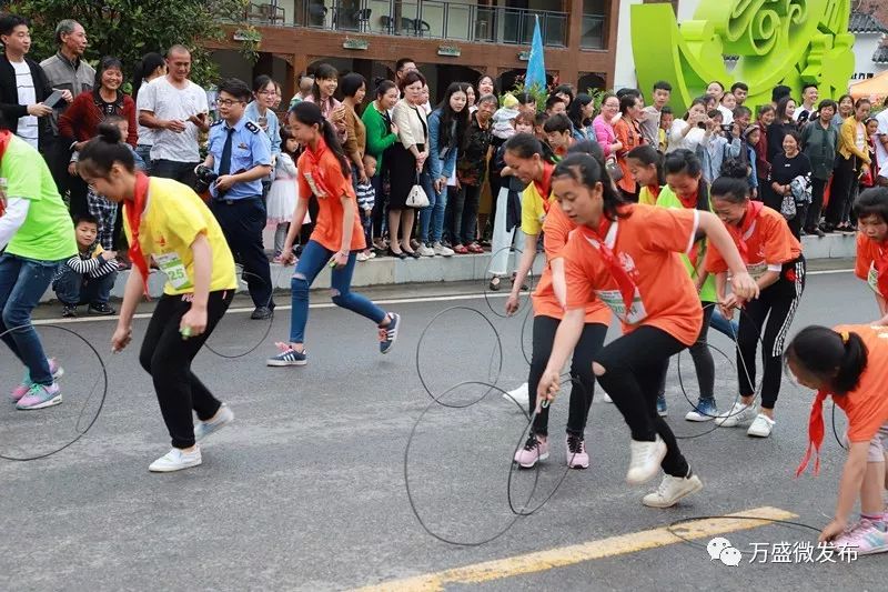 關注滾鐵環摸魚比賽六一萬盛人的童年齊放光彩