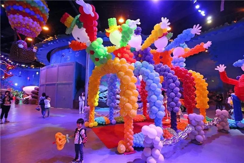 活动期间,欢乐谷全园布置了色彩缤纷,形态各异的气球;大型室内场馆