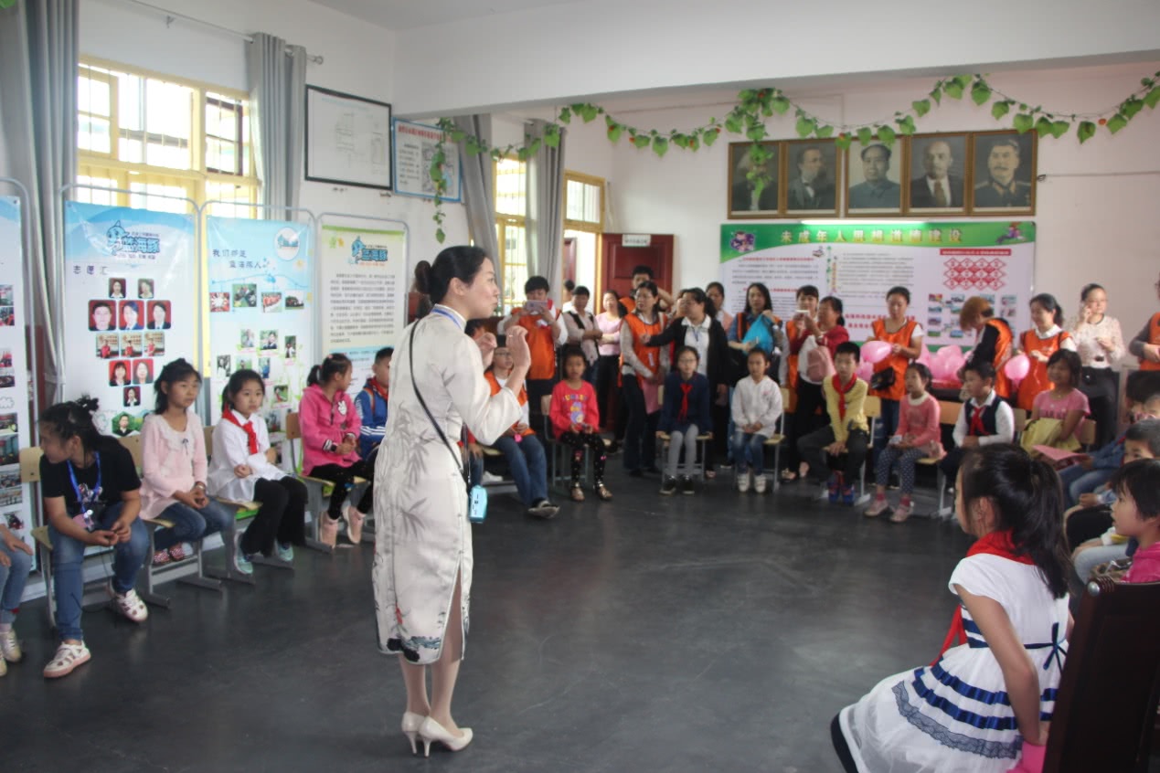 活动伊始,由湘潭市雨湖区熙春路逸夫小学和建设路小学的屈夕又,徐若曦