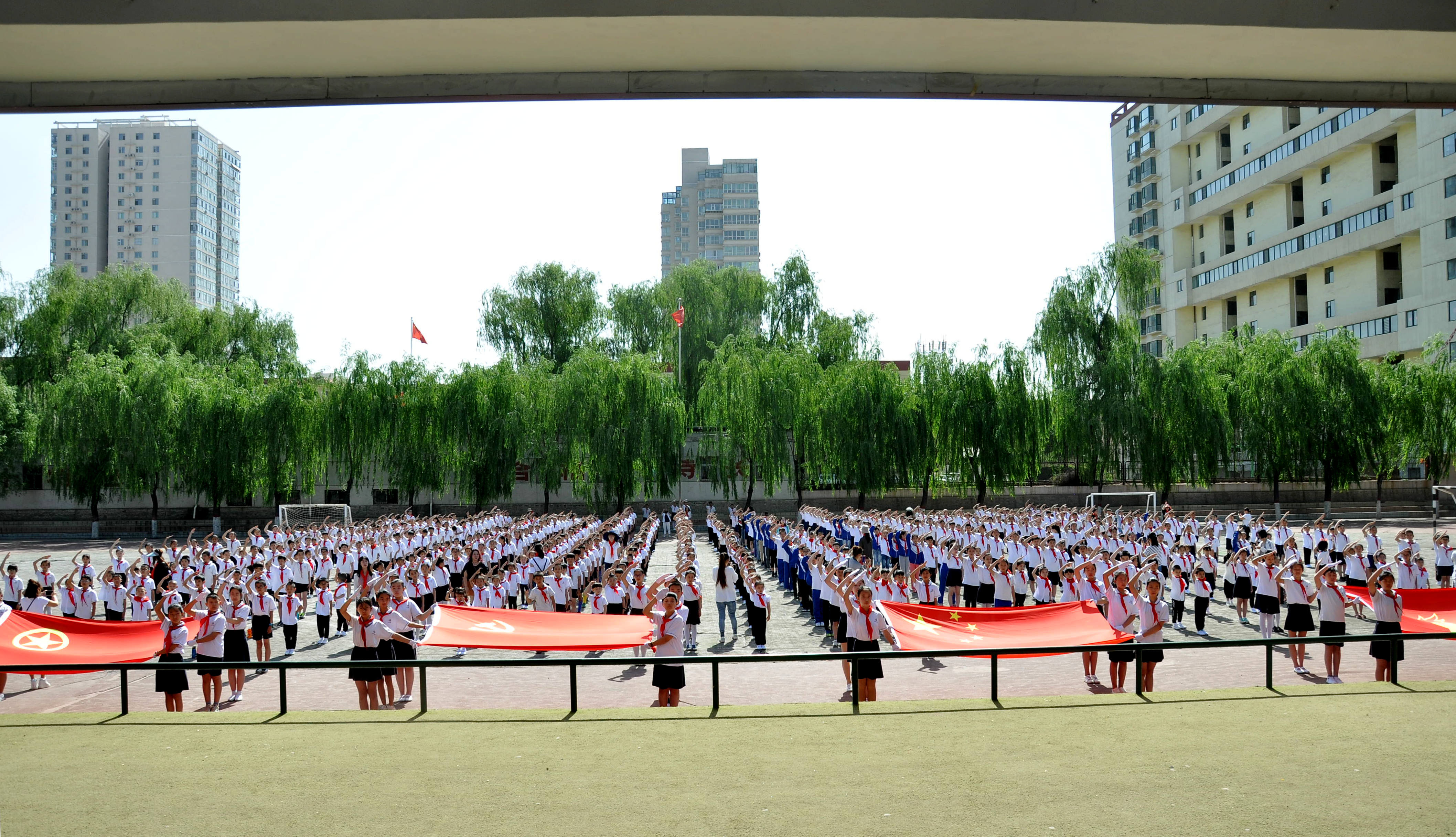 【直通校园】红领巾迈向新时代—杏花岭区虹桥小学举行一年级新队员