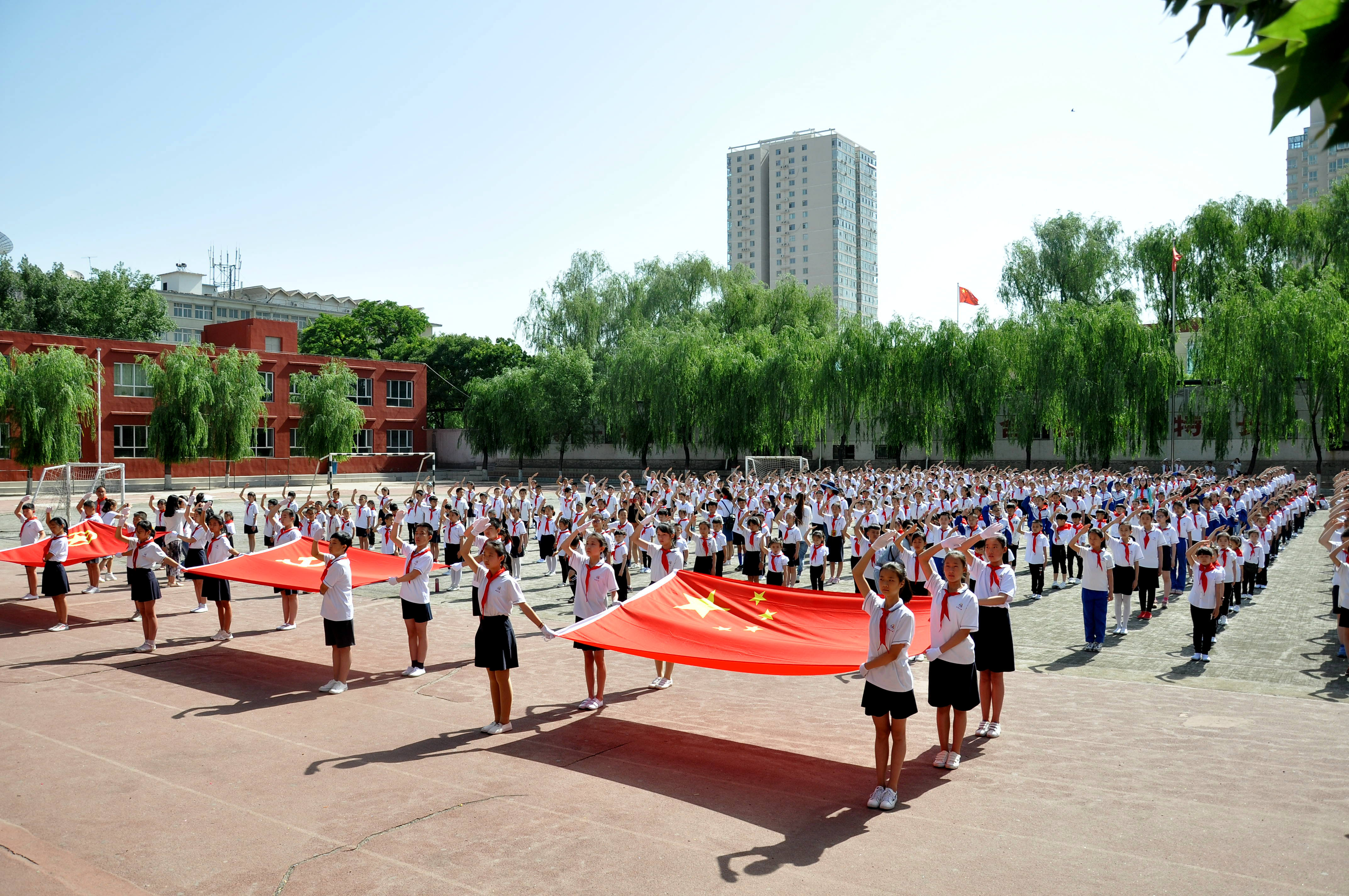 【直通校园】红领巾迈向新时代—杏花岭区虹桥小学举行一年级新队员