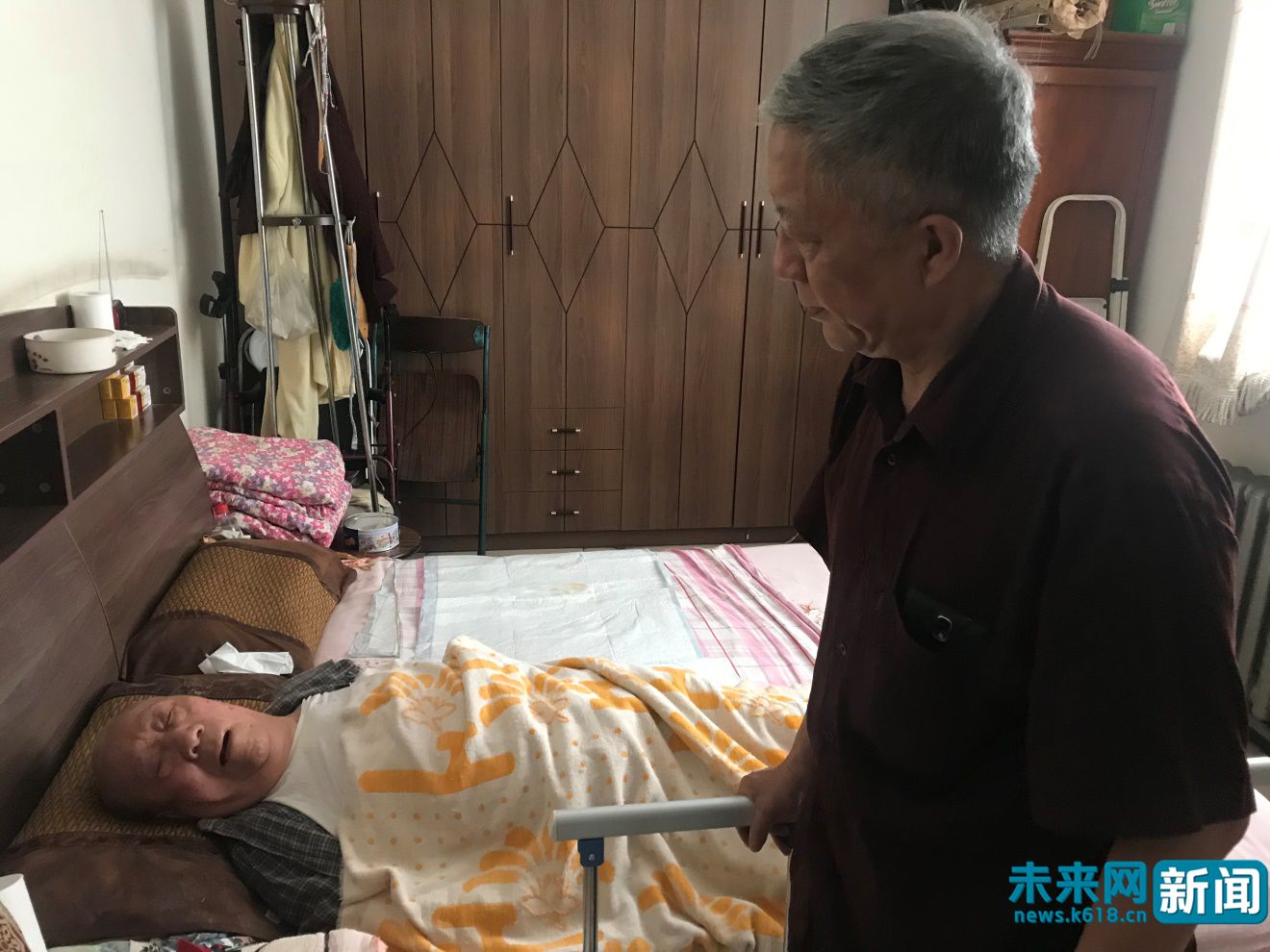 73岁老人独自照顾百岁父母 为孝顺舍"小家"