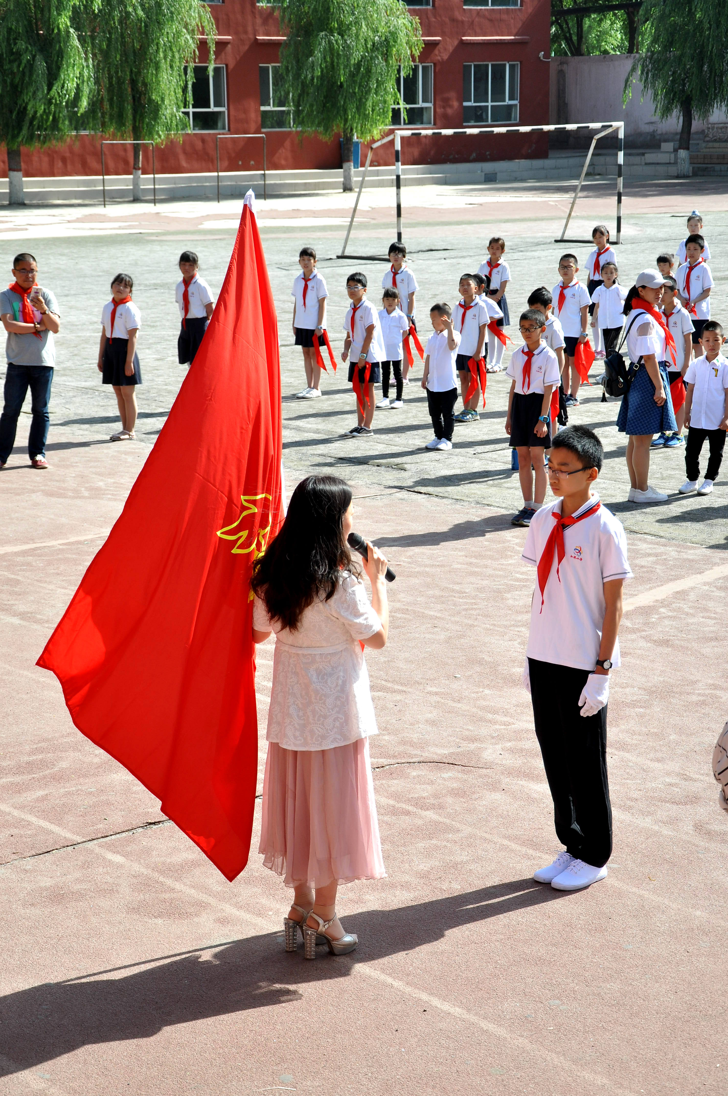 【直通校园】红领巾迈向新时代—杏花岭区虹桥小学举行一年级新队员