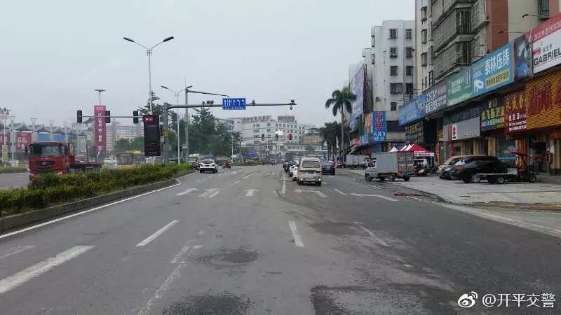 車輛需按照路口標線和交通指示行駛,如果走錯車道,請通過紅綠燈後在下