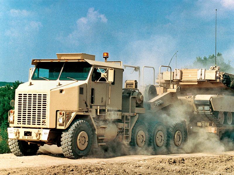 军用沙漠运输车图片