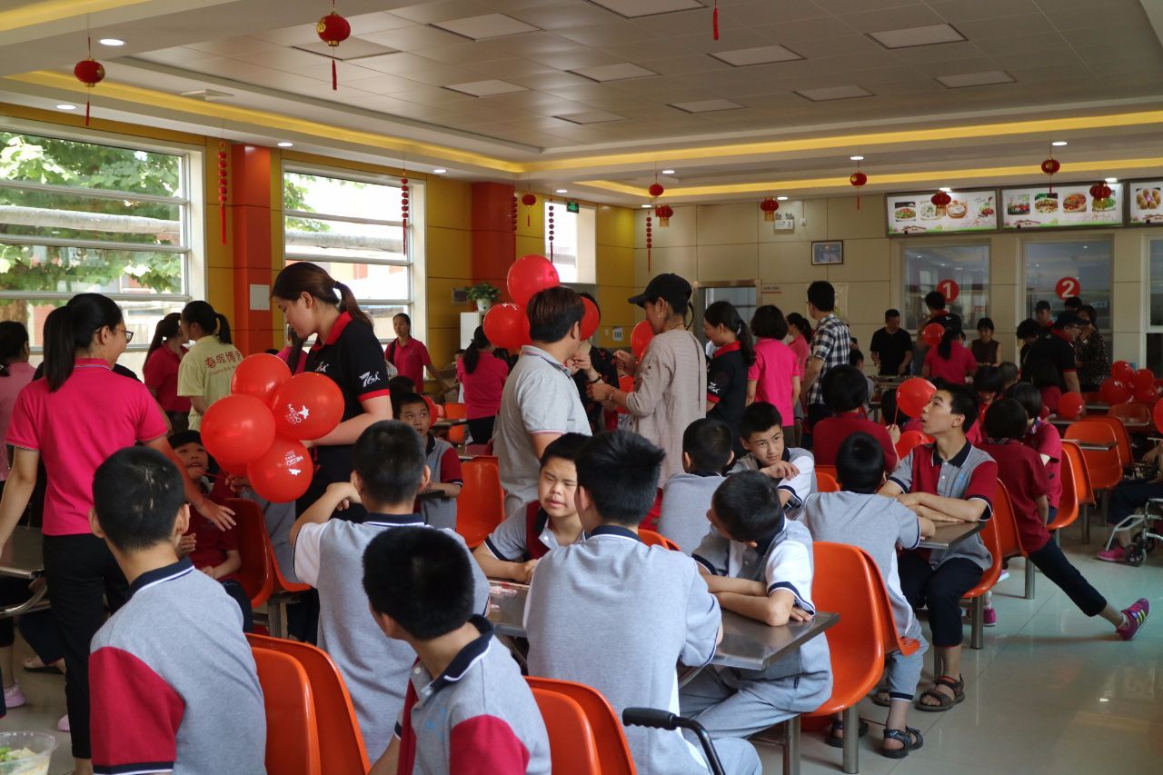 河南最暖烩面陪郑州儿童福利院度过6年儿童节