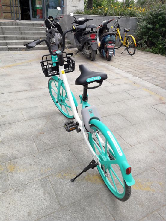近日,有不少网友反映,一款青白色的共享单车在河南郑州街头开始大量