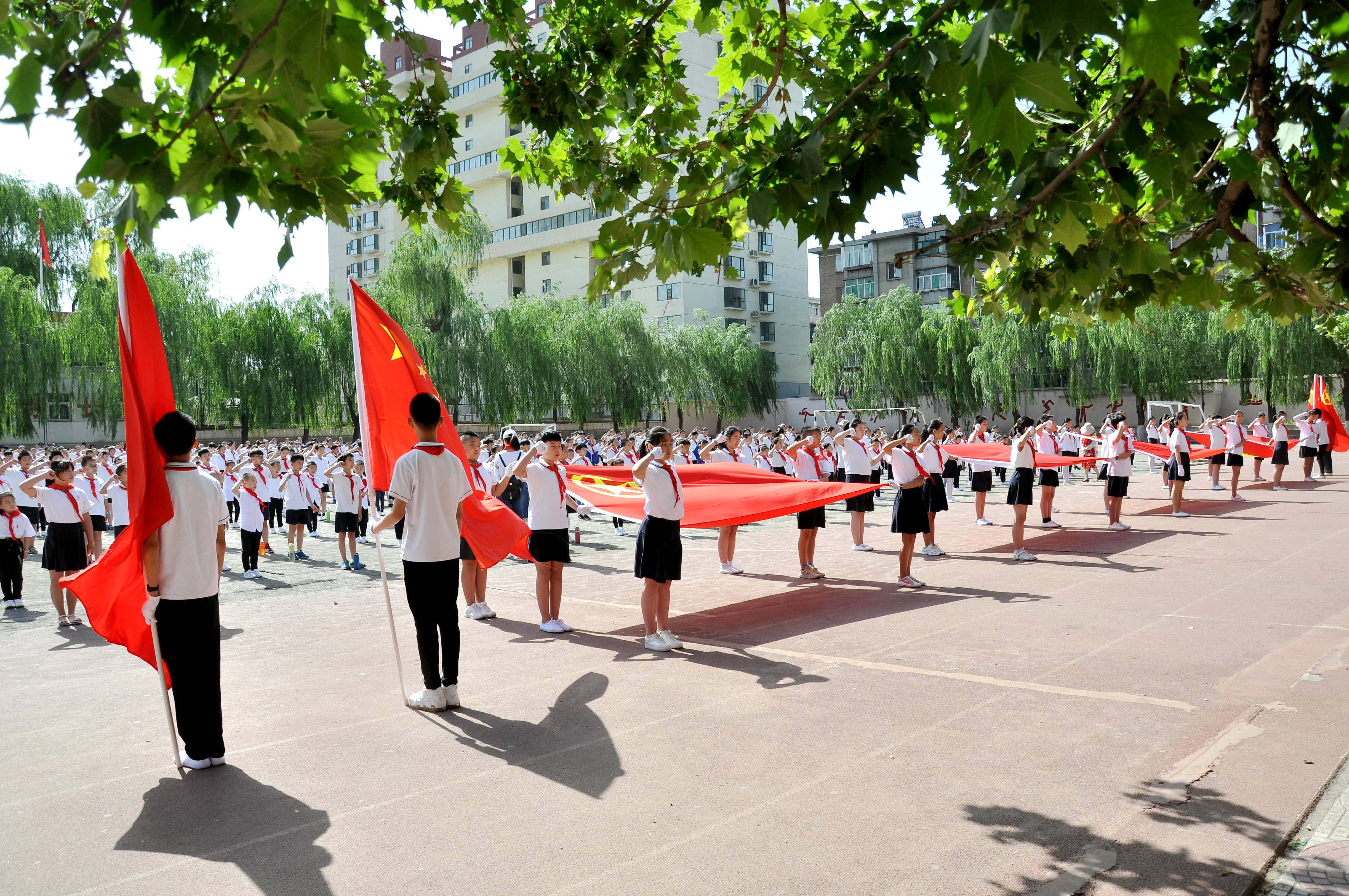 【直通校园】红领巾迈向新时代—杏花岭区虹桥小学举行一年级新队员