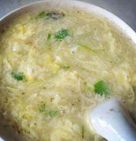 阜阳sa汤用老母鸡为原料,炖好后,打鸡蛋在碗里,搅拌匀后,用沸腾的肉汤