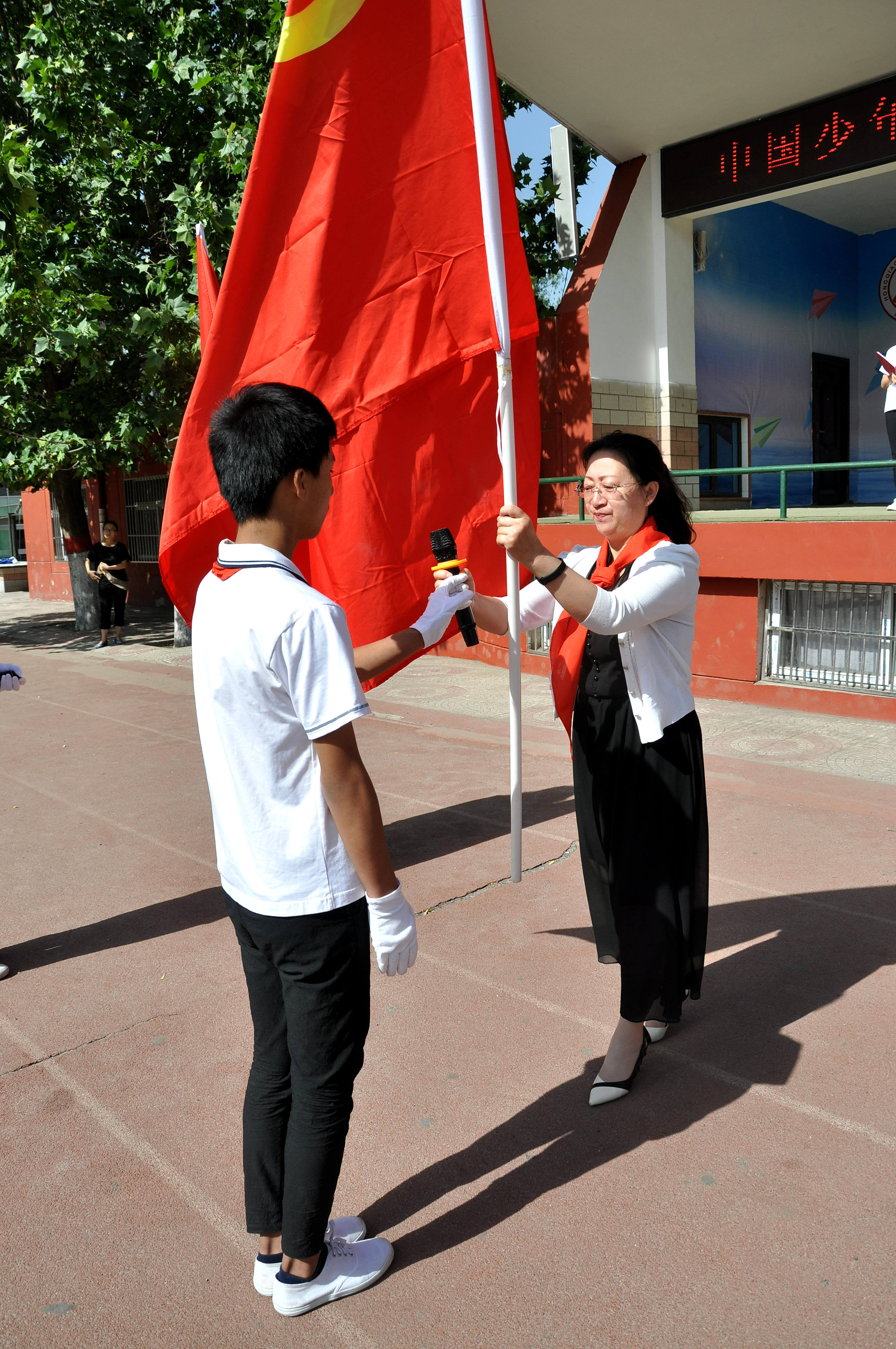 【直通校园】红领巾迈向新时代—杏花岭区虹桥小学举行一年级新队员