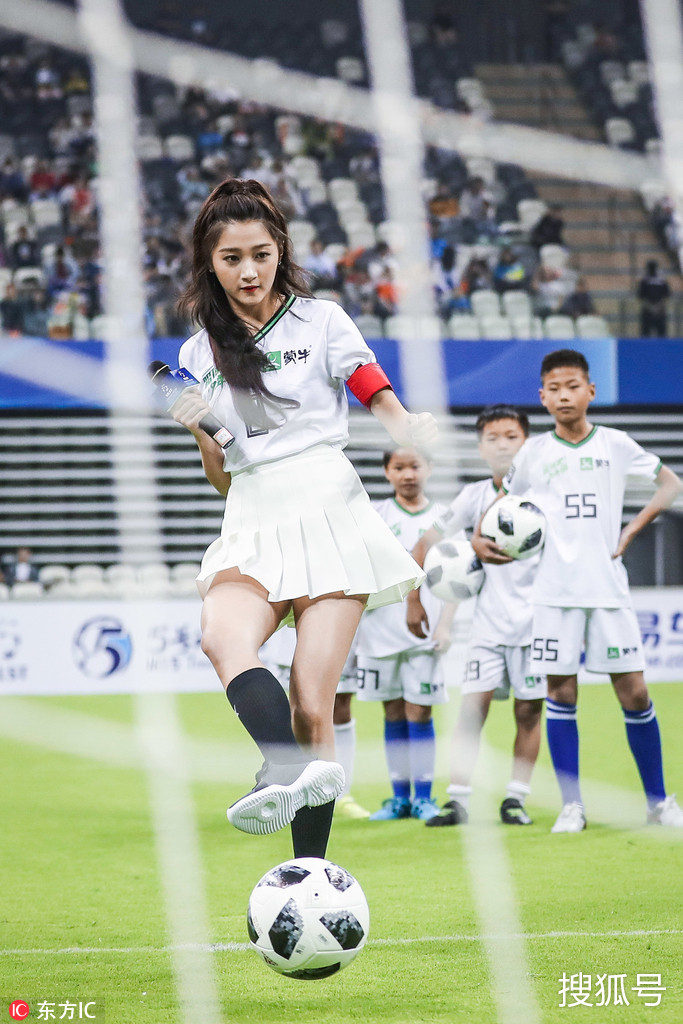 2018年6月3日,上海,国际传奇球星邀请赛,关晓彤穿着白色球衣出镜妆容