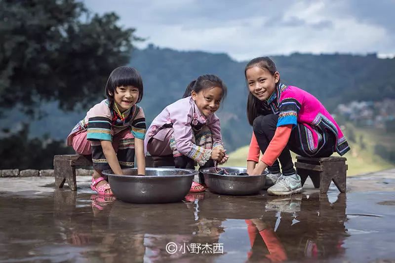 城里的孩子从未体验过的喂养牲口,山里的孩子们似乎习以为常,因为这就